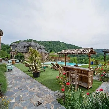 Charming House Overlooking Aveyron Valley بيت للعطل