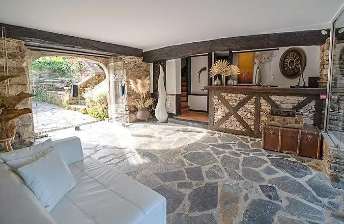 Charming House Overlooking Aveyron Valley بيت للعطل