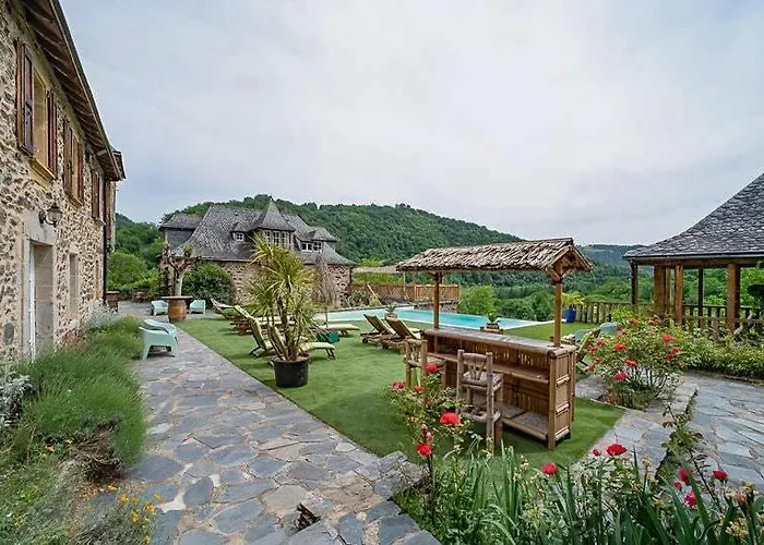 Charming House Overlooking Aveyron Valley بيت للعطل